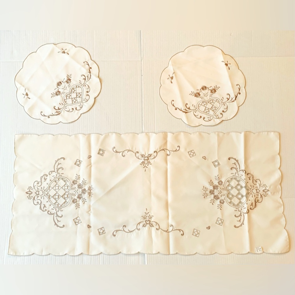 Lot of Doilies 2 Round 1 Table Runner Doily Hearts Flowers Vtg 11.5”/ 15”x 34.5"
